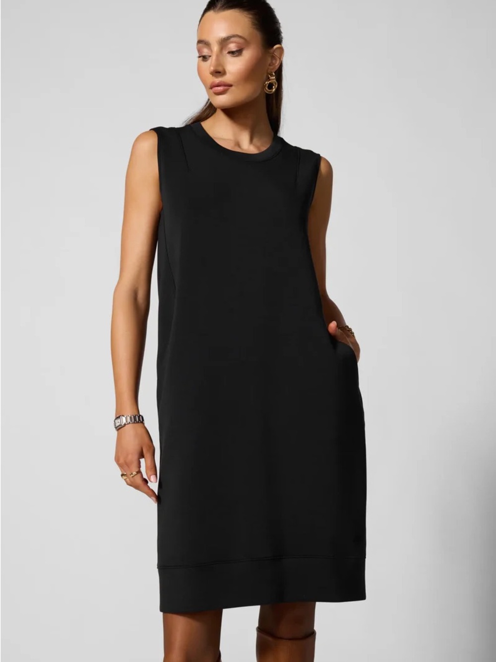 MPG Classic Sleeveless Black Shift Dress